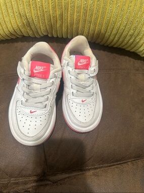 Nike Kids White and Pink Low-Top Sneakers